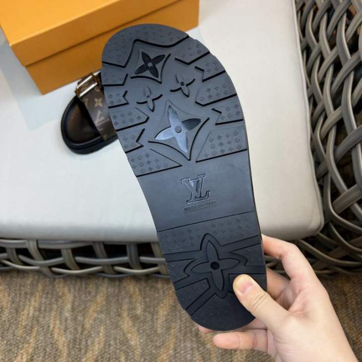 Picture of Louis Vuitton Slippers _SKULVsz38-45mnf01201440